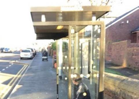 Em plena luz do dia, mulher é flagrada ‘se aliviando’ em parada de ônibus