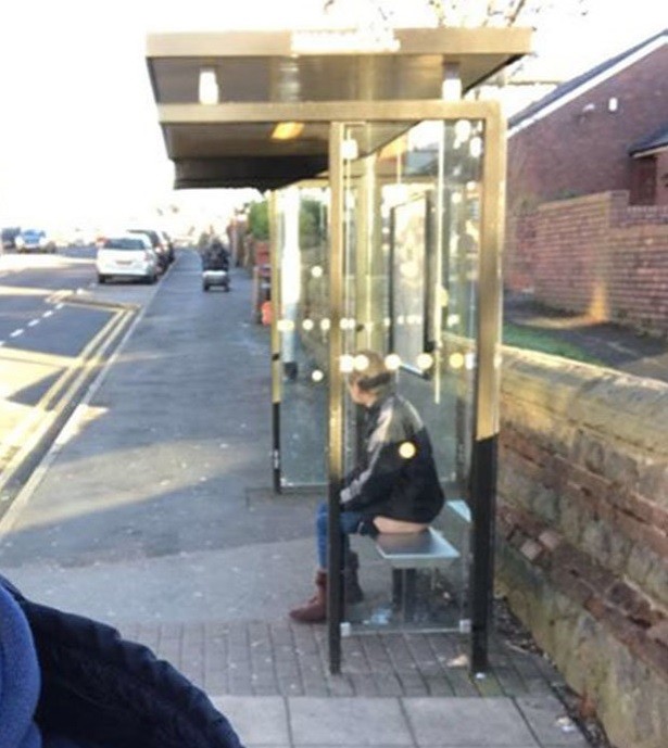 Em plena luz do dia, mulher é flagrada ‘se aliviando’ em parada de ônibus