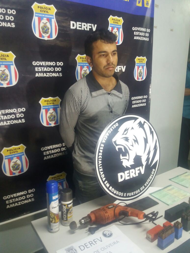 Em Manaus, suspeito de receptação e desmanche de carros é preso escondido debaixo de berço