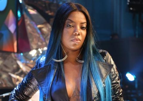 Vida loka invade casa de Ludmilla e posta tudo no Snapchat:  ‘uma taça de Chandon’ 