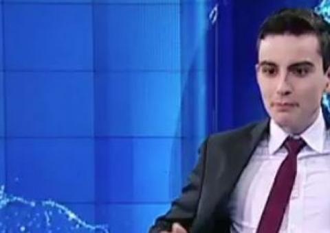 Apresentador do SBT é cortado após fazer 'striptease' ao vivo