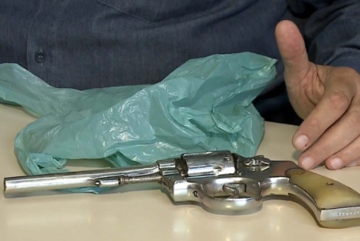 Inconformado com o fim do casamento, homem rapta mulher e filho e atira na sogra