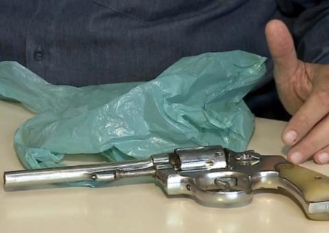 Inconformado com o fim do casamento, homem rapta mulher e filho e atira na sogra