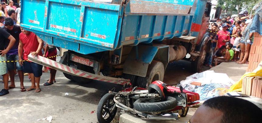 Em Manaus, assaltantes morrem após colisão com caçamba