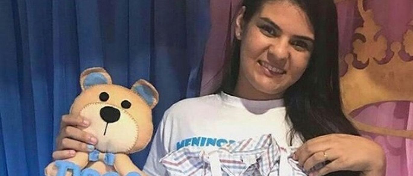 Viúva de jogador da Chape faz discurso emocionante e revela sexo de bebê