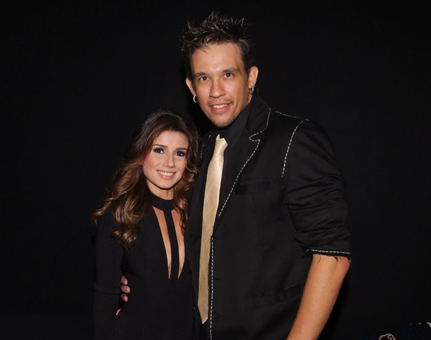 Paula Fernandes e cantor do KLB são flagrados juntos em SP