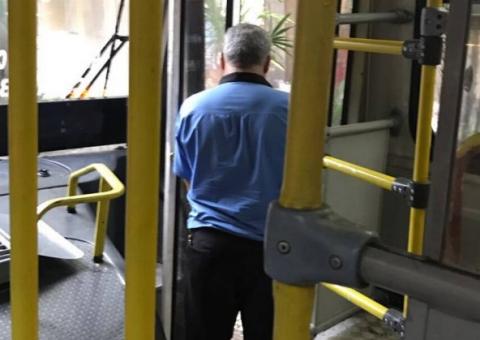 Motorista urina na porta de ônibus cheio de passageiros em Copacabana