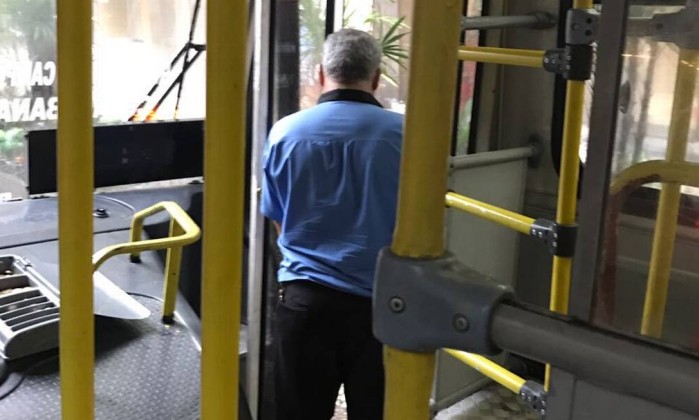 Motorista urina na porta de ônibus cheio de passageiros em Copacabana