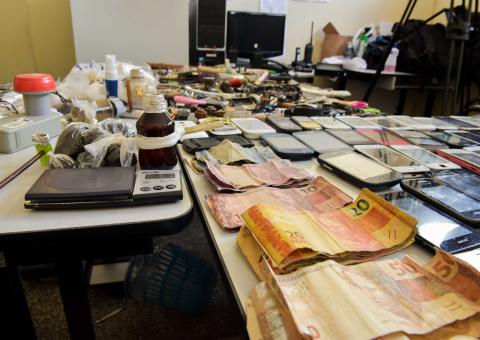 Celulares, dinheiro e drogas são encontrados durante revista no CDPM