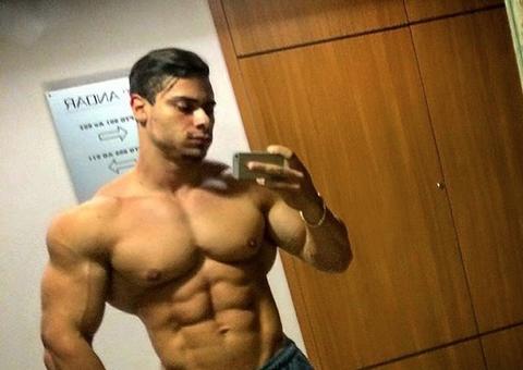  Léo Stronda explica foto de pênis à mostra vazada e tira onda '3 pernas'