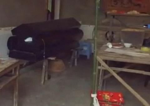 Homem 'morto' se levanta do caixão durante funeral e assusta convidados