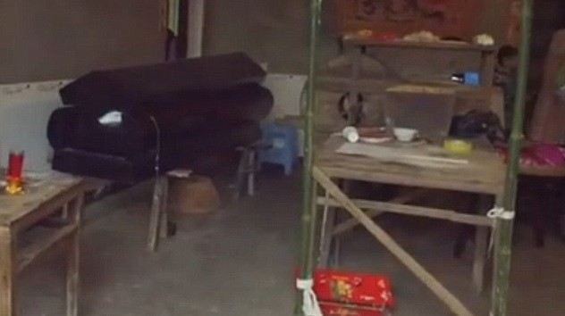 Homem 'morto' se levanta do caixão durante funeral e assusta convidados