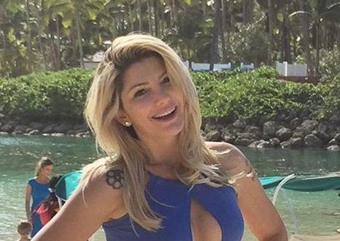 Com boatos de separação, Antonia Fontenelle posa de topless e bumbum para cima 