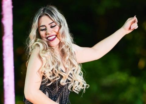 Naiara Azevedo retoca botox e afirma: 'Bonita pra caramba'