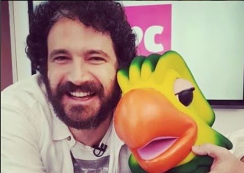 Caco Ciocler posa usando cauda de sereia rosa