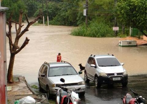 Sob forte chuva, Manaus volta a ficar totalmente alagada e revela descaso