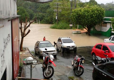 Moradores da Manaus 2000 tentam resgatar carro levado pela chuva