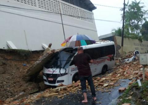 Muro cai e destrói micro-ônibus e carro durante chuva em Manaus