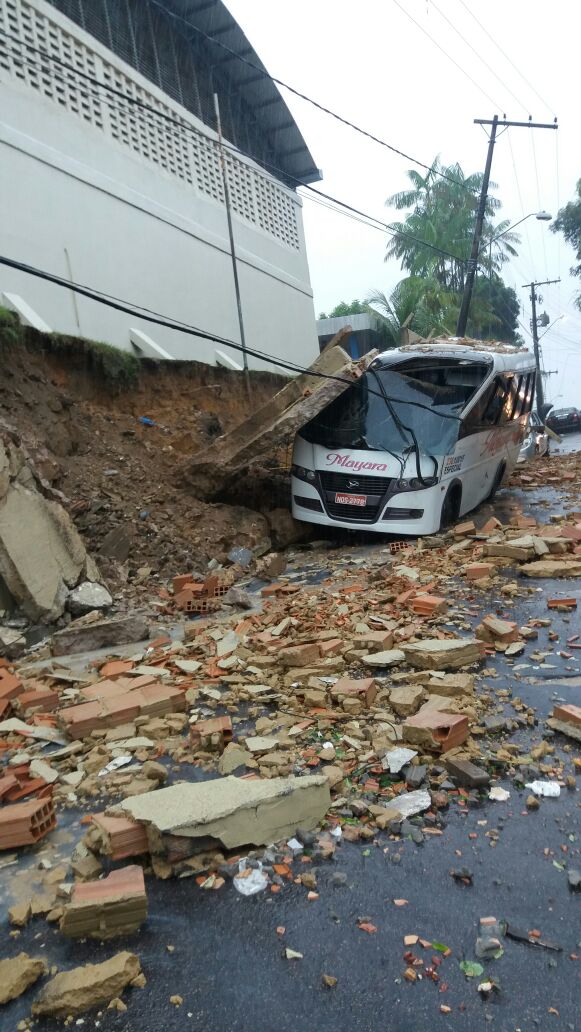 Muro cai e destrói micro-ônibus e carro durante chuva em Manaus