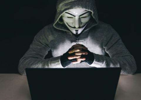 Anonymous ameaça governantes caso limite de banda larga seja aprovado