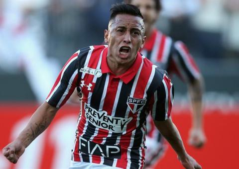 Jogador do São Paulo é flagrado em briga de rua e vídeo vai parar na internet