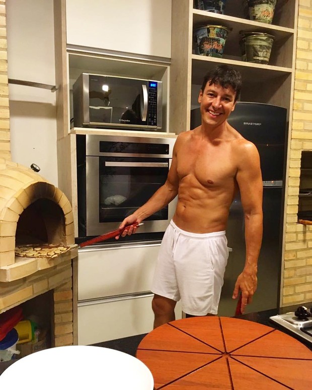 Rodrigo Faro causa alvoroço com foto só de short branco 'sem cueca?'