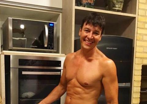 Rodrigo Faro causa alvoroço com foto só de short branco 'sem cueca?'