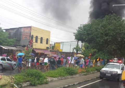 Moradores fazem manifestação depois que chuva alagou comunidade em Manaus