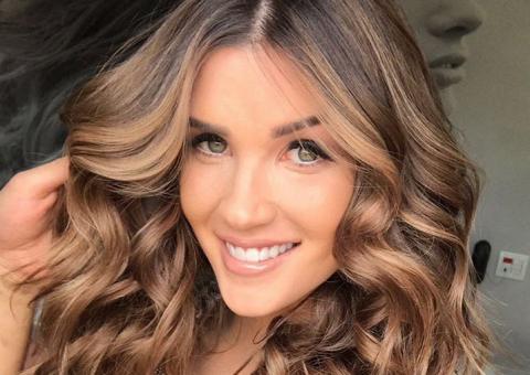 Ex-BBB Aline Gotschalg chama atenção em foto de biquíni 9 meses após o parto