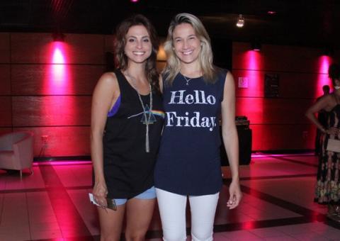 Fernanda Gentil curte espetáculo com a namorada