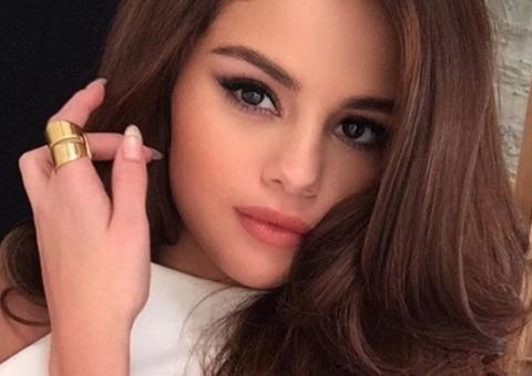  Selena Gomez radicaliza e aparece de visual novo