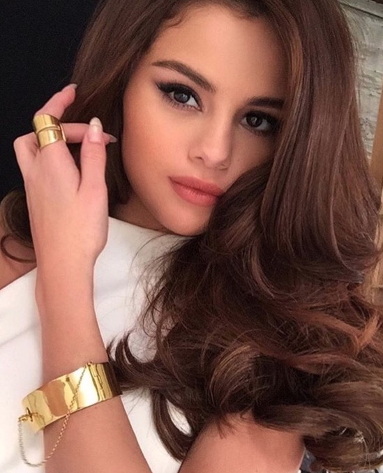  Selena Gomez radicaliza e aparece de visual novo