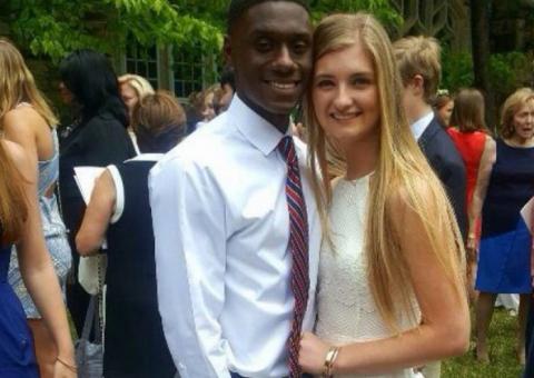 Jovem arrecada R$ 39 mil após pai cortar faculdade por namorar negro