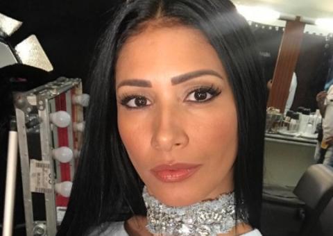 Simaria mostra seios fartos em foto de biquíni 