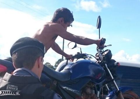Homem furta moto do próprio cunhado e acaba preso ao tentar vender veículo