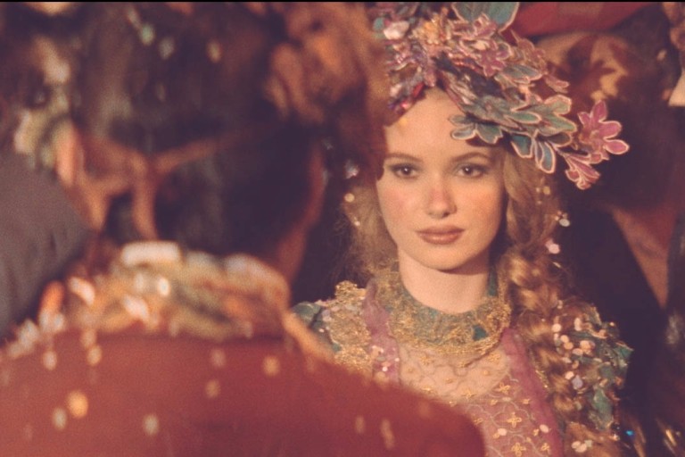 Sósia de Angelina Jolie foi descoberta pela Globo no youtube, aos 13 anos