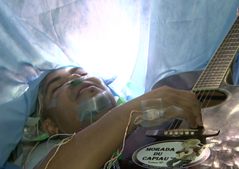 Cantor toca violão e canta durante cirurgia delicada no cérebro