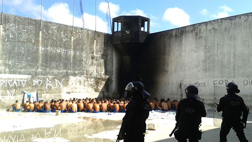 PM invade presídio e tenta acabar com rebelião que já dura mais de 13h