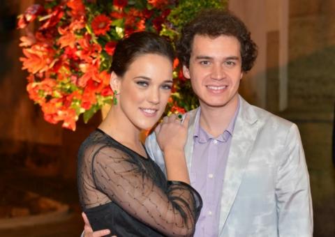 Adriana Birolli é pedida em casamento durante peça