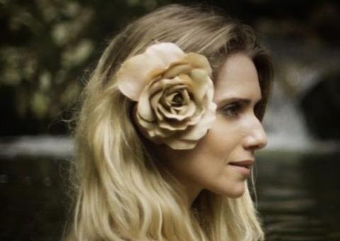  Letícia Spiller posa nua em banho de cachoeira 