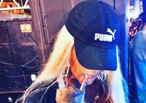 Ludmilla posta foto sensual com seios 'explodindo' em top e manda recado para ex