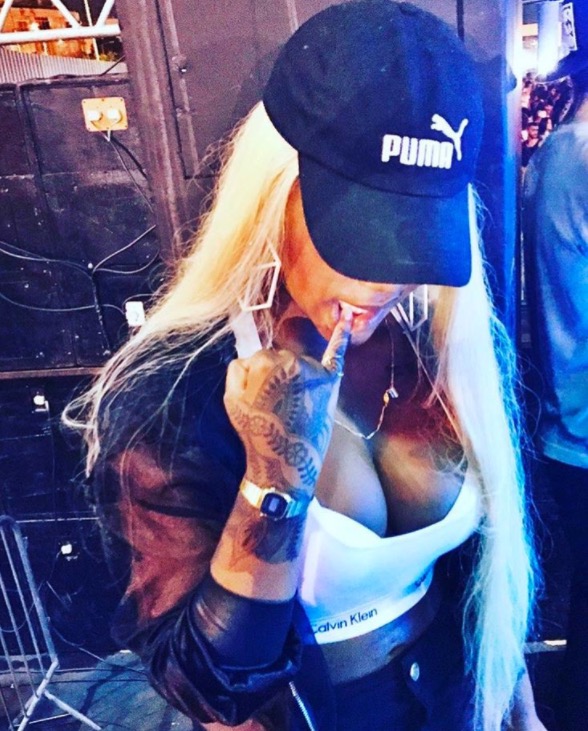 Ludmilla posta foto sensual com seios 'explodindo' em top e manda recado para ex