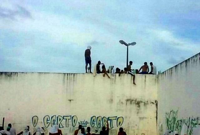 Esquartejados e decapitados, corpos de detentos são encontrados em fossa após rebelião