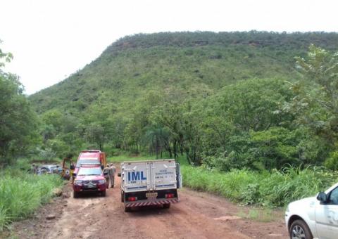 Artista plástico tenta tirar selfie em penhasco e o pior acontece