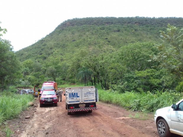 Artista plástico tenta tirar selfie em penhasco e o pior acontece