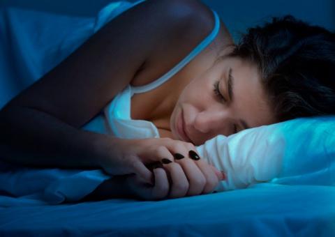 Posição que você dorme pode enrugar mais a pele do rosto e pescoço