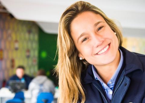 Fernanda Gentil e namorada são flagradas na praia usando biquínis sensuais