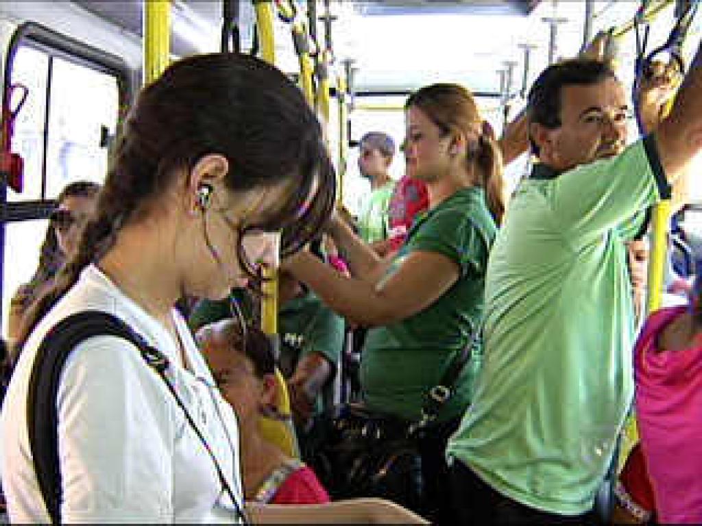 Em Manaus, quem ouvir som alto no ônibus pode pagar multa de quase R$ 5 mil