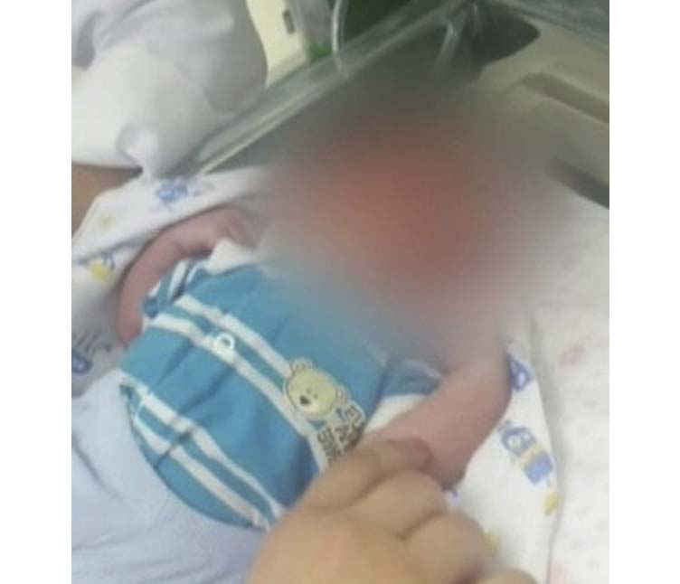 Mulher abandona recém-nascido próximo a lixeira e câmeras flagram o momento 