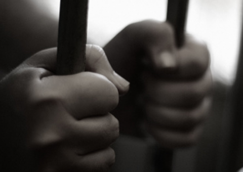 Grupo explode portão de delegacia e resgata 9 presos 